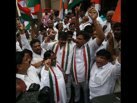 మామ్: టీ కాంగ్రెస్ డ్యాన్స్, స్వీట్ తిన్నారు (పిక్చర్స్)