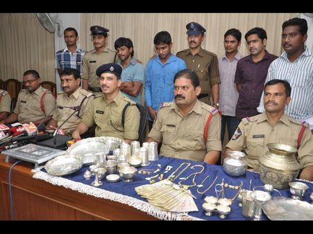  దర్జాగా దొంగిలించిన బైక్‌పై తిరుగుతున్నారు(పిక్చర్స్) 