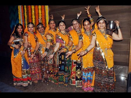 దాండియా నృత్యాలతో యువతుల సందడి(పిక్చర్స్)