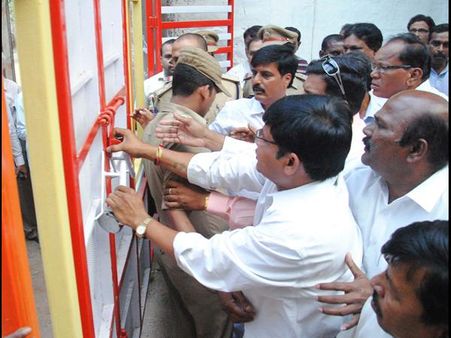 టీXఏపీ: అశోక్ బొమ్మపై ఆగ్రహం, తొక్కేశారు (పిక్చర్స్)