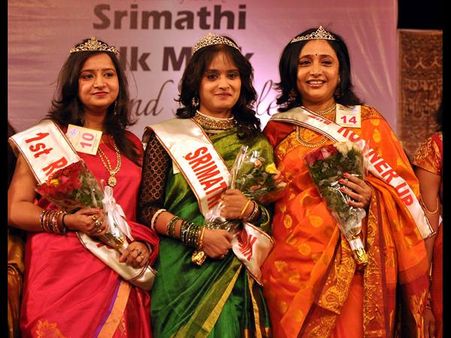 పట్టు చీరల్లో శ్రీమతుల ర్యాంప్ క్యాట్ వాక్ (పిక్చర్స్)