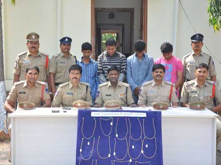 ఒంటరి మహిళలే లక్ష్యం: చైన్ స్నాచర్ల అరెస్ట్(ఫొటో)