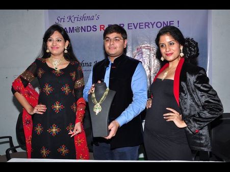 వజ్రాభరణాలతో వయ్యారాలు పోతూ మోడల్స్ (పిక్చర్స్)