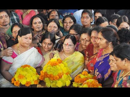 'శోభా'యమానం: కెసిఆర్ భార్య బతుకమ్మ (పిక్చర్స్)