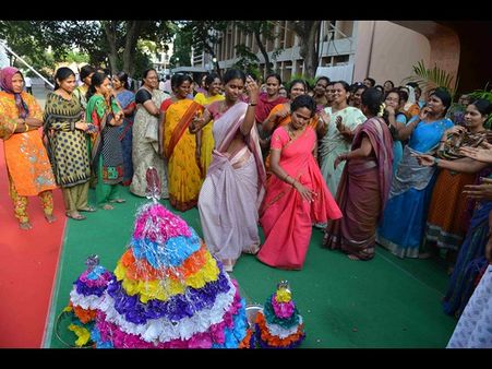 నగరానికి వంద కిలోమీటర్లు పరిధిలో (పిక్చర్స్)