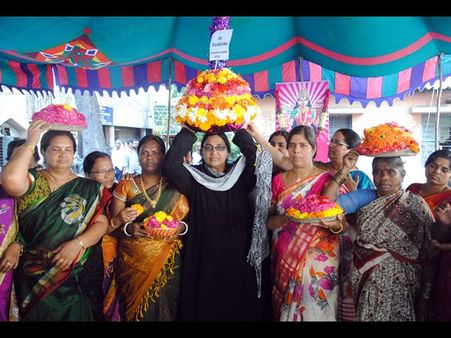 ముస్లీం స్త్రీ నెత్తిలో బతుకమ్మ, కారులా.. (పిక్చర్స్)