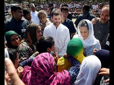 పరామర్శ: ఇది తీసుకో అంటున్న సోనియా(పిక్చర్స్)