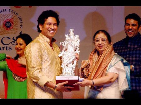 లతా మంగేష్కర్ @85లో సచిన్ దంపతులు(పిక్చర్స్)