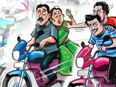 కారు పార్క్ చేస్తుండగా సినీ నటి శ్రీలక్ష్మి చైన్ లాక్కెళ్లారు