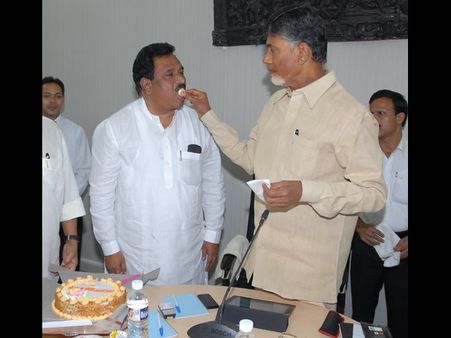 మంత్రికి బాబు స్వీట్స్: బతుకమ్మతో సోనియా (ఫొటోలు)