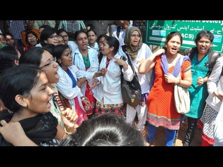  తీవ్ర వాగ్వాదం, అమ్మాయిల్నీ లాక్కెళ్లారు (పిక్చర్స్)