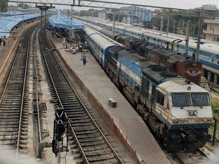 రైళ్లు ఢీ: 12 మంది మృతి, 45మందికి గాయాలు