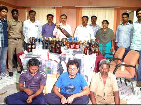 నలుగురు అరెస్ట్: రూ.8లక్షల విదేశీ మద్యం సీజ్(ఫొటో)