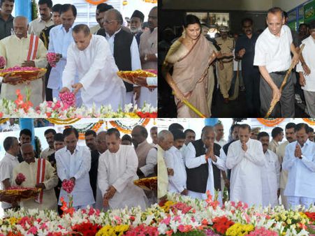 గవర్నర్ దంపతులు ఊడ్చారు: కెసిఆర్‌తో.. (ఫొటోలు)