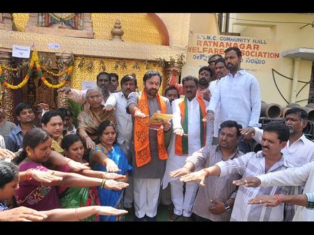 స్వచ్ఛ భారత్: రోడ్లూడ్చిన కిషన్, రైల్వే జిఎం (పిక్చర్స్)