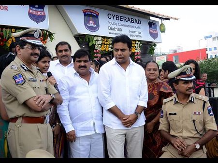 ఐటి కారిడార్‌లో మహిళా పిఎస్, కెటిఆర్ ఇలా (పిక్చర్స్)