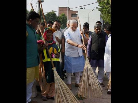 స్వచ్ఛ భారత్: వాల్మీకి బస్తీలో రోడ్డు ఊడ్చిన మోడీ