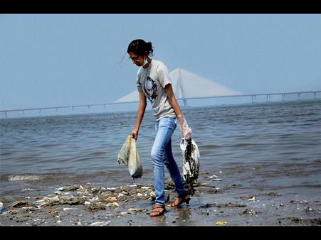 మోడీ పిలుపు: సముద్రపు ఒడ్డున యువతి..(పిక్చర్స్)