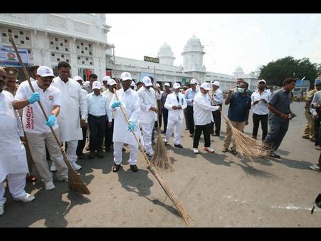 చీపురు పట్టిన జనరల్ మేనేజర్, కాంగ్రెస్ ఎంపీ(పిక్చర్స్)