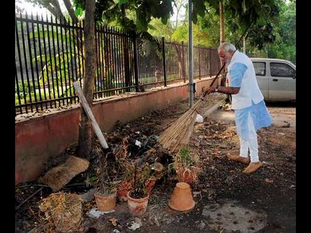 మోడీ సర్‌ప్రైజ్, పోలీస్ స్టేషన్లో చెత్త ఎత్తారు (పిక్చర్స్)