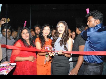 యస్ మార్ట్‌: తారలు రీతూవర్మ, నవిత సందడి(పిక్చర్స్)