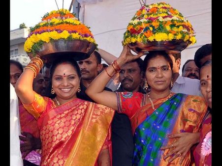 బతుకమ్మలను మోసిన జ్వాలా, కవిత, పద్మా (పిక్చర్స్)