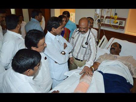 నాయినికి కెసిఆర్ పరామర్శ: మంత్రులతో భేటీ