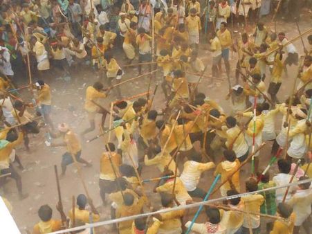 దేవరగట్టు రక్తసిక్తం: తొక్కిసలాట, ఒకరి మృతి (పిక్చర్స్)