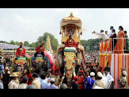 దసరా: అంబరాన్ని తాకిన జంబూసవారీ (పిక్చర్స్)