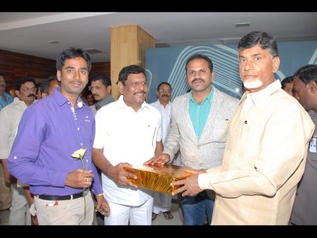 సిఎం చంద్రబాబుకు కువైట్ ఎన్నారైల ఆహ్వానం