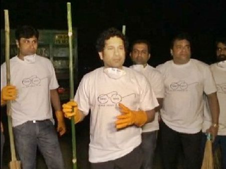 స్వచ్ఛ భారత్‌:  చీపురు పట్టిన సచిన్ (ఫోటోలు)