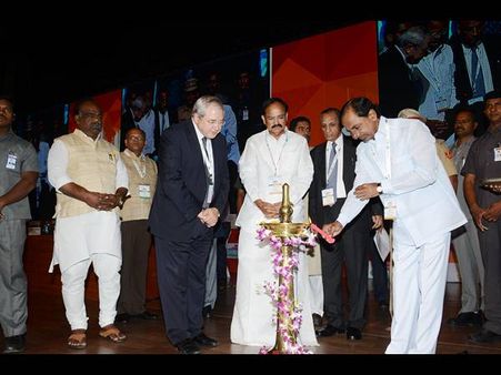 ‘మెట్రోపొలిస్’లో కెసిఆర్: వెంకయ్యకు థ్యాంక్స్(పిక్చర్స్)