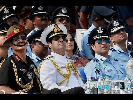 ఎయిర్‌ఫోర్స్ డే వేడుకల్లో సచిన్ దంపతులు (ఫోటోలు)