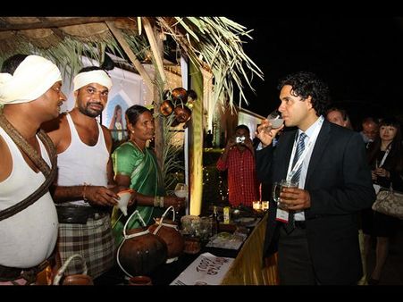 బొట్టుపెట్టి, కల్లు తాగిన విదేశీ మహిళలు (పిక్చర్స్)