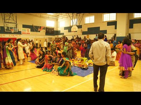 యుఎస్‌లో బతుకమ్మ వేడుక: మధుప్రియ పాట(ఫొటో)