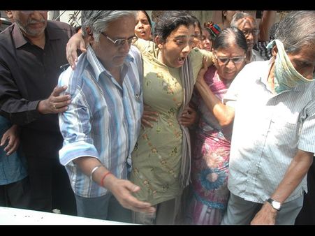 పిల్లలేం చేశారు: సుహాసినిని ఓదార్చలేక..(పిక్చర్స్)