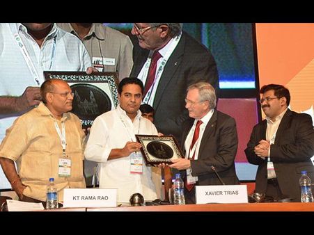 మెట్రోపొలిస్‌లో కేటీఆర్ స్పీచ్, దండం పెట్టారు (పిక్చర్స్)