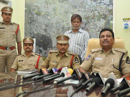 వక్స్ బోర్డు స్దలాలు కబ్జా, అరెస్టు చేసి రిమాండ్‌కు