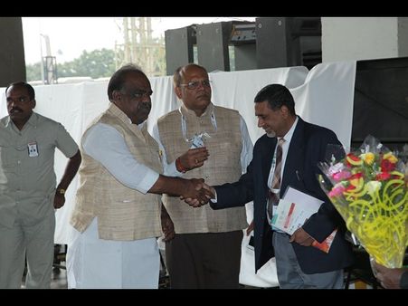 కేసీఆర్‌కు స్వాగతం, చీర కొన్న విదేశీయులు(పిక్చర్స్)