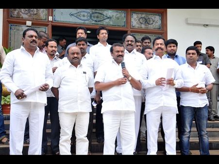 ప్రకాశ్ ట్విస్ట్: తలసాని చెబుతుంటే కేసీఆర్ ఔట్(పిక్చర్స్)