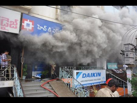 హెచ్‌డిఎఫ్‌సి బ్యాంకులో భారీ అగ్నిప్రమాదం(పిక్చర్స్)