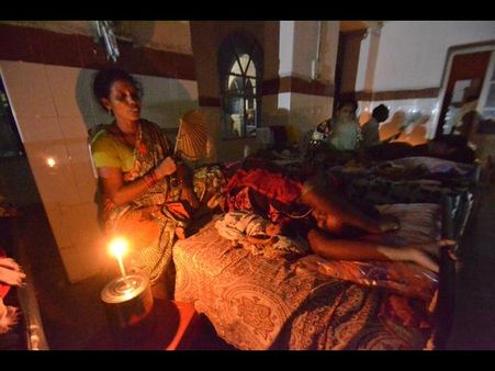 వైజాగ్ కేజీహెచ్ అసుపత్రిలో అంధకారం (ఫోటోలు)