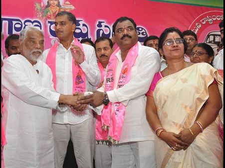 బండెనక బండి కట్టి.. టిఆర్ఎస్‌లో చేరారు(పిక్చర్స్)