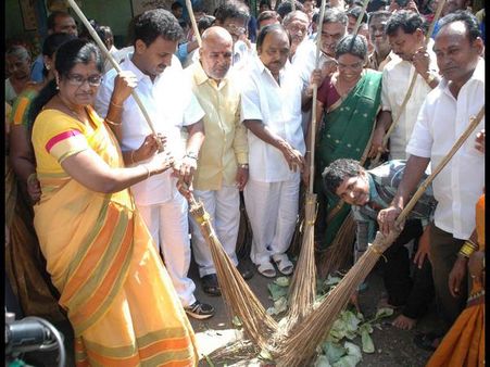 స్వచ్ఛ భారత్‌ ఎమ్మెల్యే హల్ చల్ (ఫోటోలు)