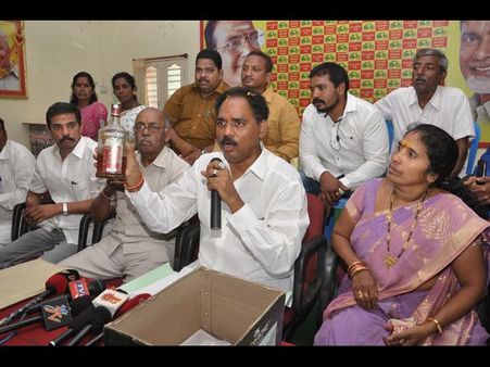 వైన్‌షాప్ ఓనర్లకు వార్నింగ్, పవర్ రద్దు(ఫోటోలు)