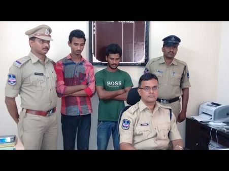 ఎటిఎం చోరుల పట్టివేత: జీతం చాలకేనని (ఫొటోలు)