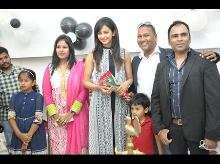 షోరూంలో అందాల తార రకుల్ సందడి (పిక్చర్స్)