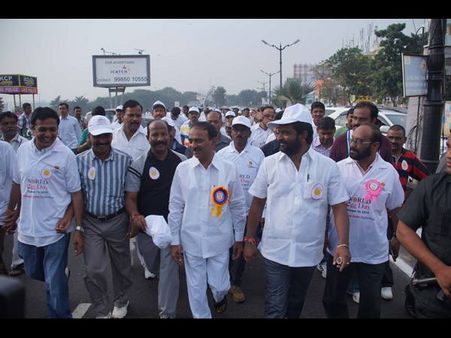 ‘గుడ్డు’ డే: ఈటెల వెంట నడిచిన యువత(పిక్చర్స్)