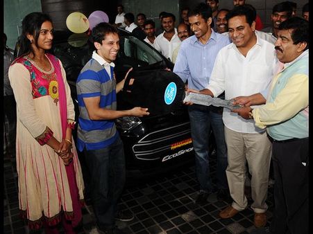 సింధు, కశ్యప్‌లకు కెటిఆర్ కారు తాళాలు (పిక్చర్స్)