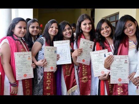 కాన్వోకేషన్: సెల్ఫీలతో యువతుల కేరింత(పిక్చర్స్)